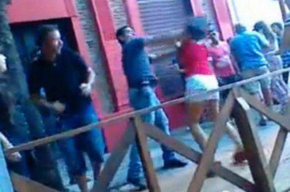 Apartan al polic�a que golpe� a 2 mujeres a la salida de un boliche en Entre R�os