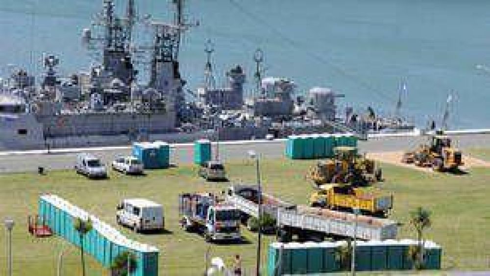 La Fragata est� a 9 kil�metros de la costa marplatense y el kirchnerismo prepara su fiesta