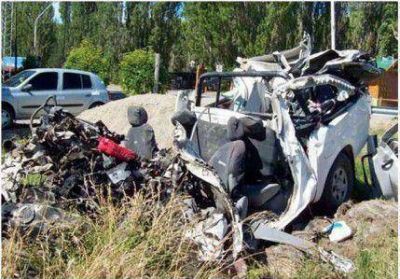 Dos muertos en choque frontal entre una camioneta y un cami�n 