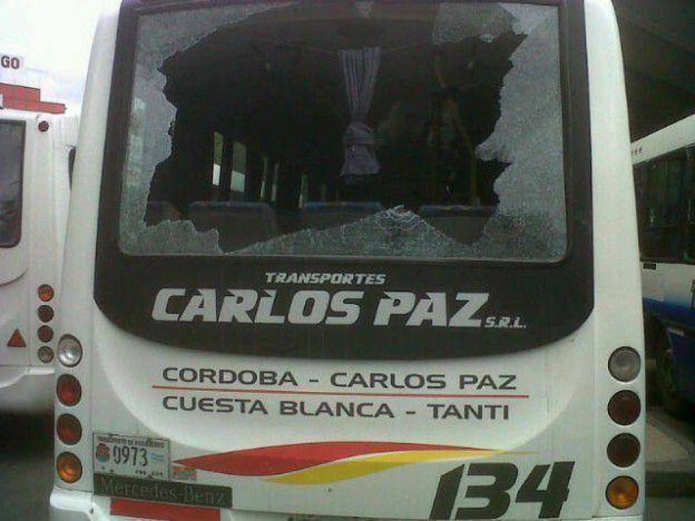 Apedrearon un colectivo de la firma "Transporte Carlos Paz"