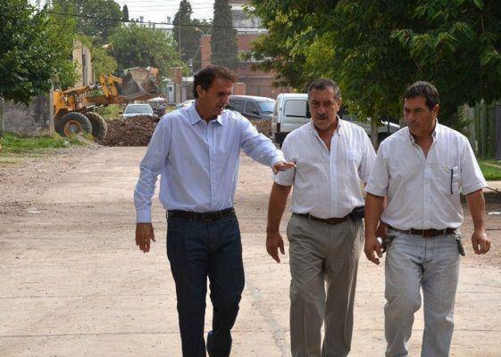 Gabriel Katopodis recorri� obras de pavimentaci�n para calles de tierra