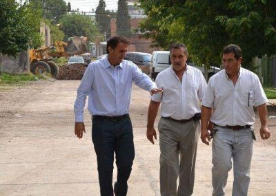 Gabriel Katopodis recorri� obras de pavimentaci�n para calles de tierra