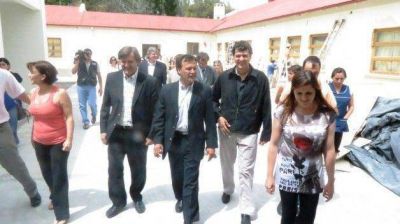 Mac Karthy recorri� obras de remodelaci�n por ocho millones de pesos en dos escuelas 