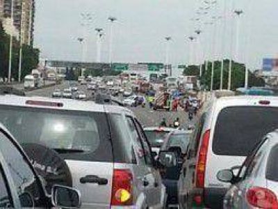 Choque y demoras en General Paz a la altura de Vicente L�pez: Un muerto y 2 heridos graves