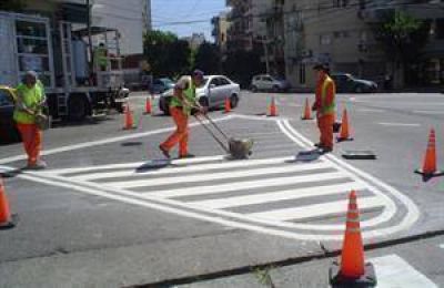 Pintan rotondas en Palermo para intentar resolver el ca�tico tr�nsito