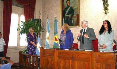 La Intendenta municipal dej� inaugurado el per�odo de sesiones del Concejo Deliberante adhiri�ndose al duelo por el fallecimiento del Dr. Alfons�n