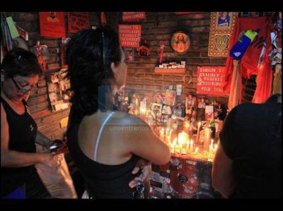 Fue incesante el peregrinar de seguidores del Guachito Gil en el Acceso Norte 