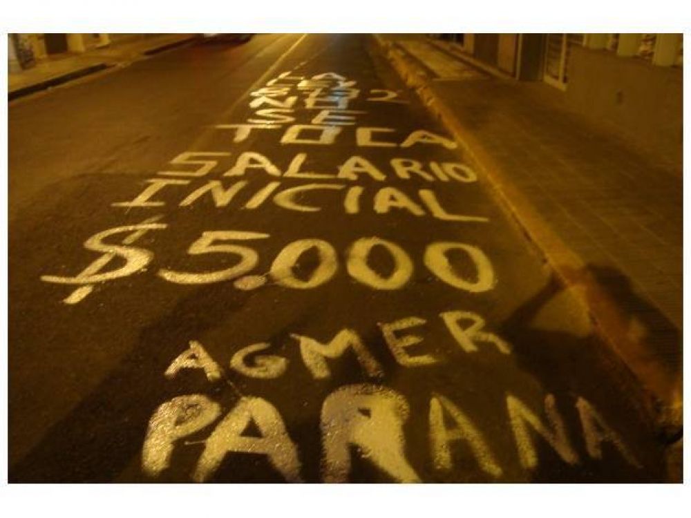 Con una pintada, Agmer Paran� pidi� un salario inicial de 5.000 pesos 