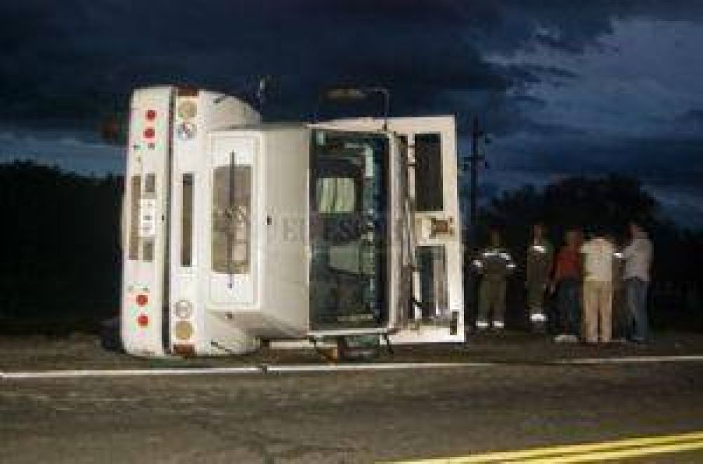 Volc� un cami�n recolector en la ruta 38: hay un herido 