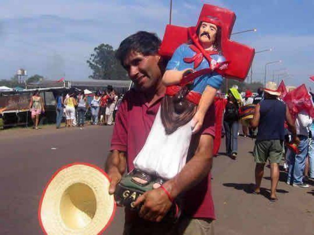 Fieles se preparan para venerar al Gauchito Gil 