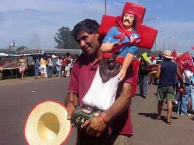 Fieles se preparan para venerar al Gauchito Gil 
