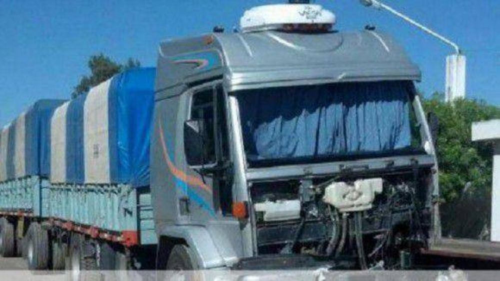 Tren de pasajeros que ven�a a Tucum�n choc� con un cami�n  