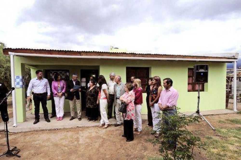 Plan Solidaridad: El Gobierno entreg� una vivienda en la localidad de San Jer�nimo