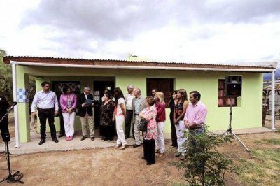Plan Solidaridad: El Gobierno entreg� una vivienda en la localidad de San Jer�nimo