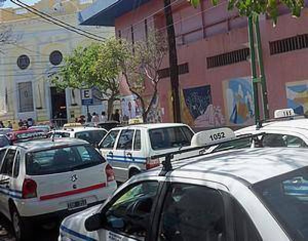 Detectan contravenciones en operativos de control de taxis