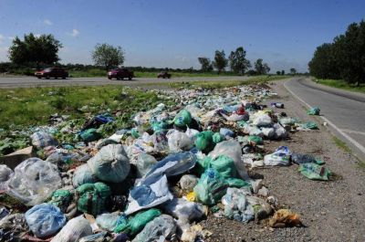 La autopista de Circunvalaci�n es el largo camino de basura que recibe al visitante 