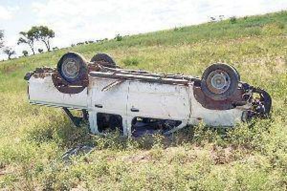 Un muerto y tres heridos graves al volcar una camioneta en la ruta 6 