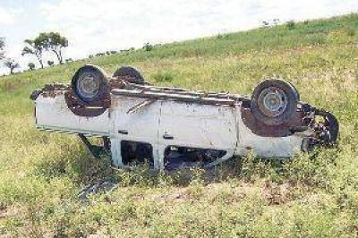 Un muerto y tres heridos graves al volcar una camioneta en la ruta 6 