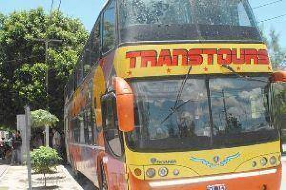 Buscan al "entregador" del violento asalto a colectivo de tour de compras 