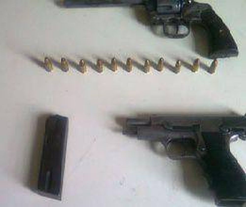 Allanan casa y encuentran armas