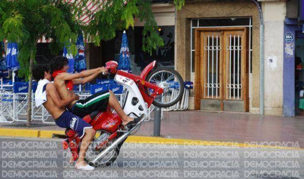 Bandas motorizadas apedrearon patrulleros