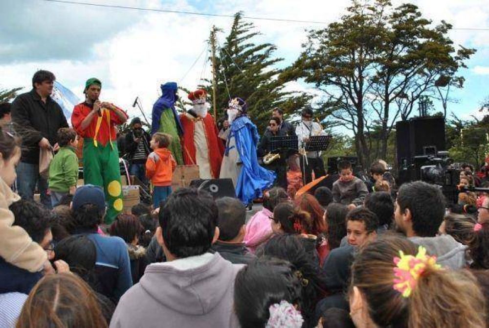 Los vecinos coparon la plaza Almirante Brown para disfrutar de una oferta cultural del municipio 