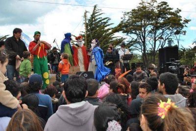Los vecinos coparon la plaza Almirante Brown para disfrutar de una oferta cultural del municipio 