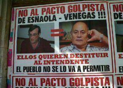 La ciudad amaneci� empapelada con afiches que hablan de �pacto golpista�