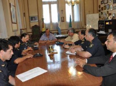 El Intendente y Magrath se reunieron con la c�pula policial
