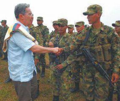 Investigan a Uribe por nexo con paramilitares
