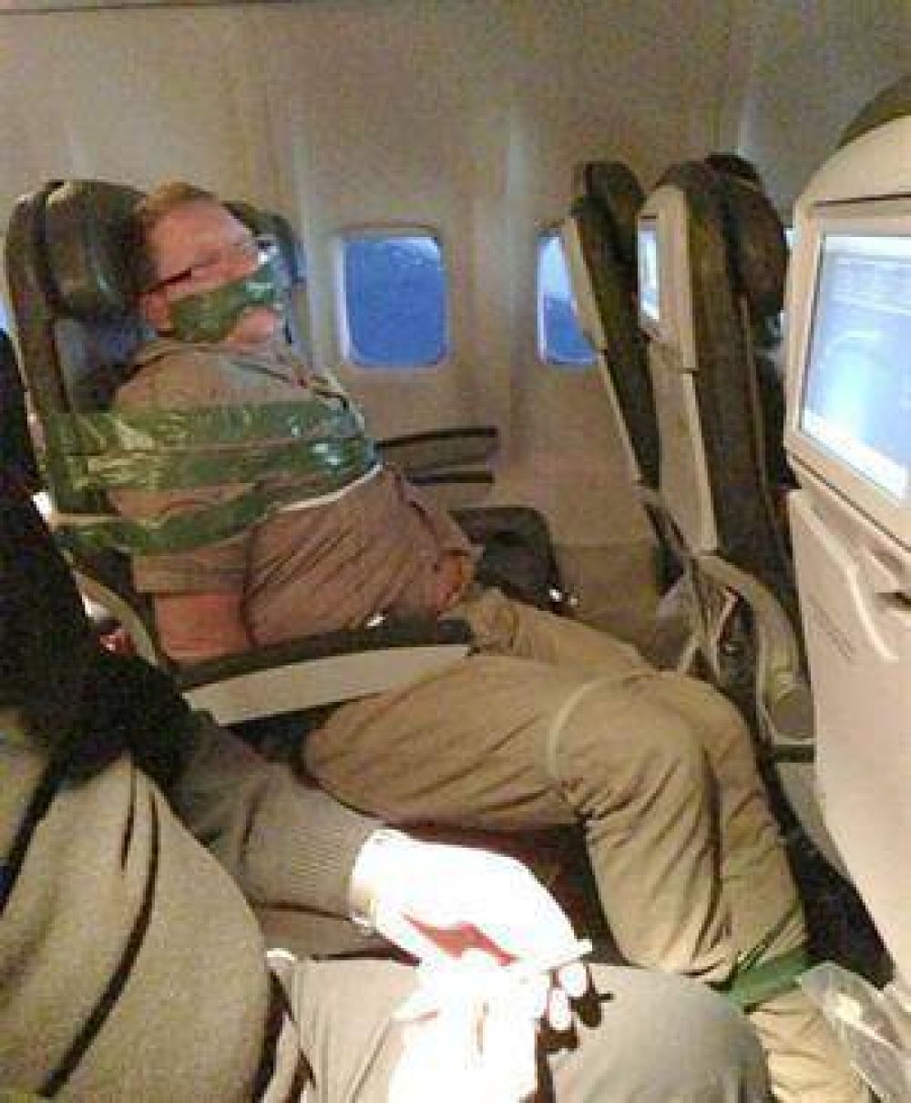 La pol�mica foto de un pasajero amordazado que causa revuelo en la web
