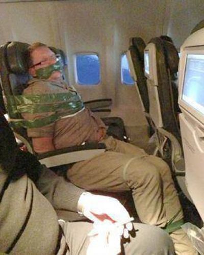 La pol�mica foto de un pasajero amordazado que causa revuelo en la web