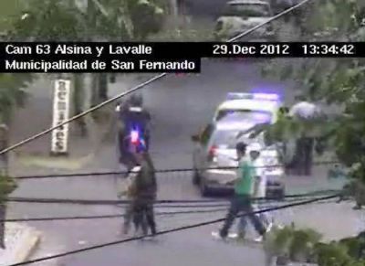 Las patrullas de San Fernando sorprenden a ladr�n en un veh�culo