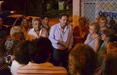Katopodis supervis� la colocaci�n de nuevas luminarias en Villa Maip�