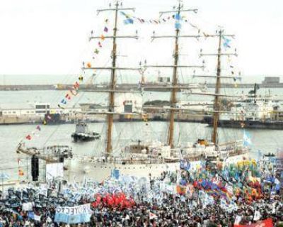 Urribarri particip� ayer de los actos por la llegada al pa�s del buque escuela 