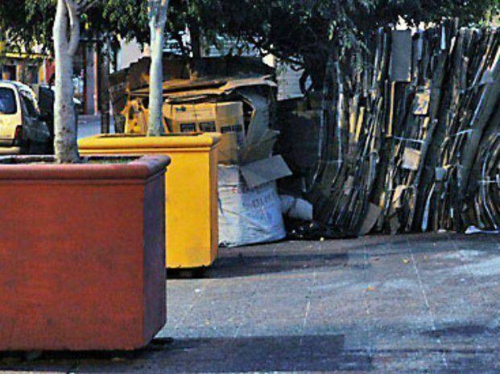 El abandono y la inseguridad se adue�an de la plaza Montenegro 