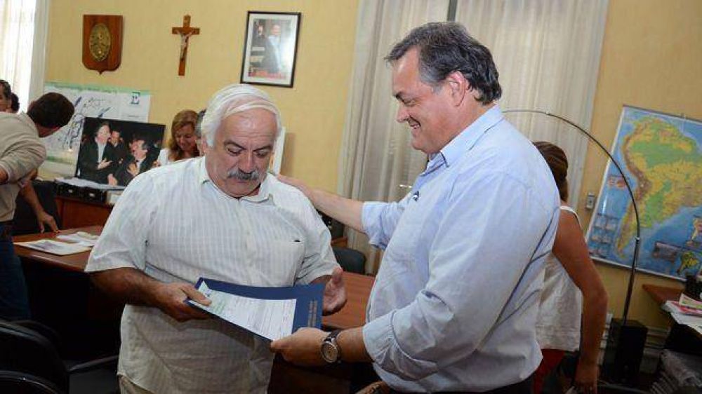 Entregan casi 800.000 pesos a escuelas y al hospital San Roque   