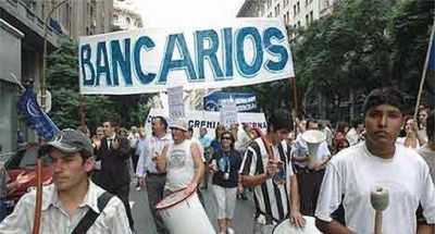 Bancarios piden $2.000 