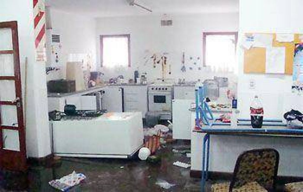 Graves destrozos y robo en el Jard�n de Infantes N� 915 �Virgen de Luj�n�