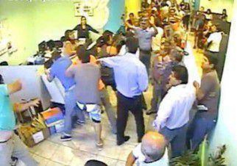 Un grupo de empleados destroz� la Oficina de Recaudaciones en Plottier  