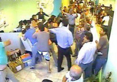 Un grupo de empleados destroz� la Oficina de Recaudaciones en Plottier  