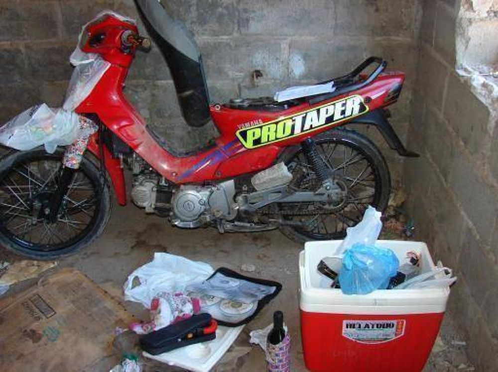 Encuentran una moto, est�reos y otros elementos  