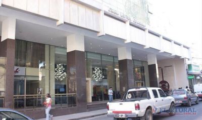 Los hoteles reciben a los primeros turistas y aguardan a delegaciones 