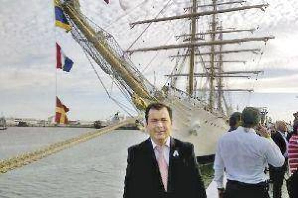 El gobernador Zamora recibi� a los marinos santiague�os que viajaron en la Fragata Libertad 