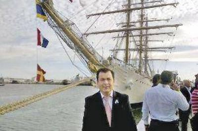 El gobernador Zamora recibi� a los marinos santiague�os que viajaron en la Fragata Libertad 