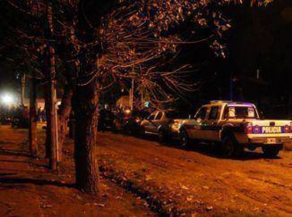 La muerte de un joven electrocutado con un poste encendi� la furia en Bernal Oeste