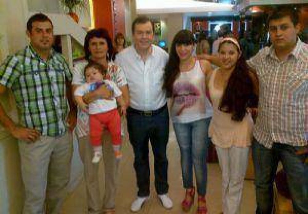 Zamora estuvo con la familia del marinero santiague�o 