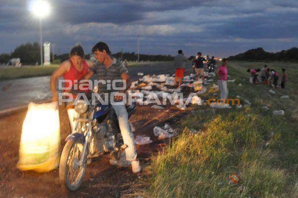 Cami�n con gaseosas perdi� parte de su carga sobre la Ruta 9 