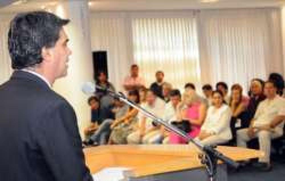 Capitanich trabaja en la meta de construir 7.000 viviendas en 2013	