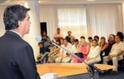 Capitanich trabaja en la meta de construir 7.000 viviendas en 2013	
